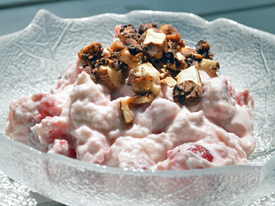 Erdbeerquark mit Karamellmandeln