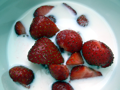 Erdbeeren mit Milch