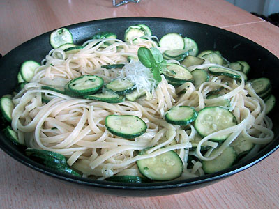 Fettuccine mit Zucchini, Zitrone und Basilikum