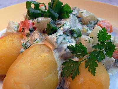 Frühlingsgemüse in Kräuerrahmsauce mit Pellkartoffeln