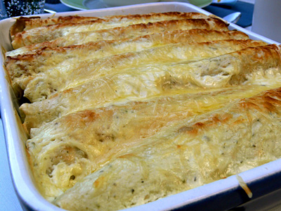 Mit Sauerrahm überbackene Spinat-Pfannkuchen