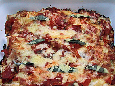 Spinat-Pfannkuchen mit Tomatensauce