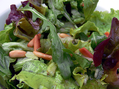 Gemischter Blattsalat mit Fenchel und gerösteten Pinienkernen