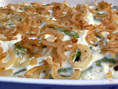 Geschichtetes Kartoffel-Bohnen-Tomaten-Gratin