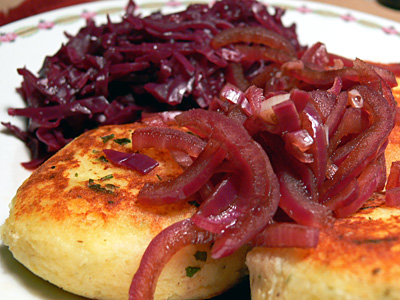 Kartoffel-Buletten mit Rotkohl