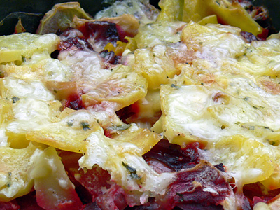 Kartoffelgratin mit Rote Bete, Äpfeln und Steckrüben