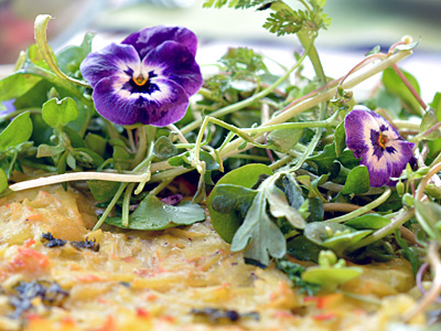 Kartoffelrösti aus dem Ofen mit Frühlingssalat