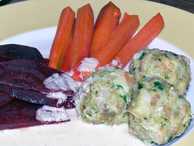 Knödel mit orange-rotem Gemüse und Seleriesauce