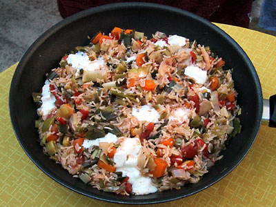 Lauch-Reispfanne mit Schafskäse