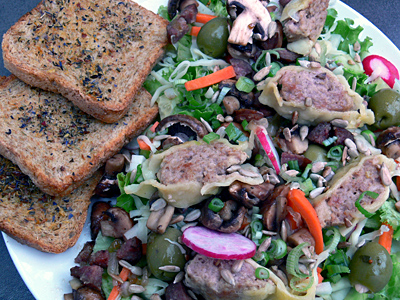 Großer Salatteller mit gebratenen Maultaschenscheiben und Gute-Laune-Toast