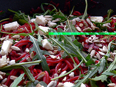 Rote-Bete-Spaghetti mit Rucola und Schafsfeta