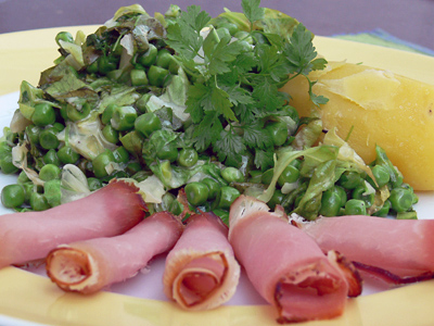 Warmer Kerbel-Erbsen-Kopfsalat in Sahnesoße