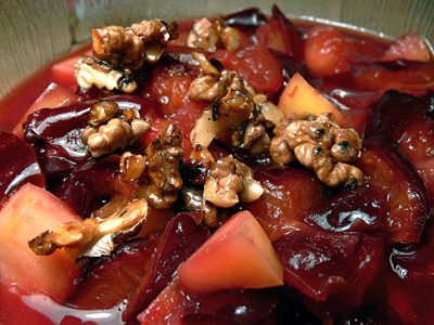 Zwetschgen-Apfel-Kompott mit karamellisierten Walnüssen