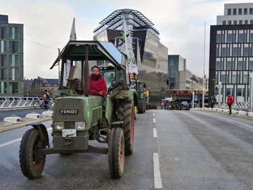 Elisabeth Freesen auf ihrem Trecker